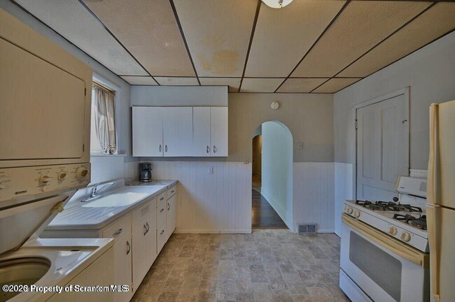 Building Photo - 1416 Capouse Ave