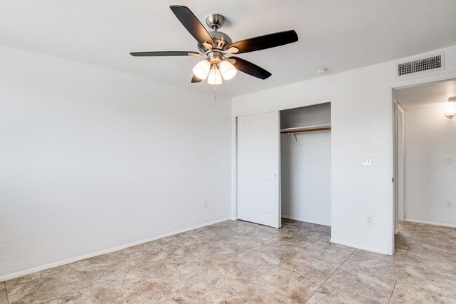 Building Photo - FOR RENT