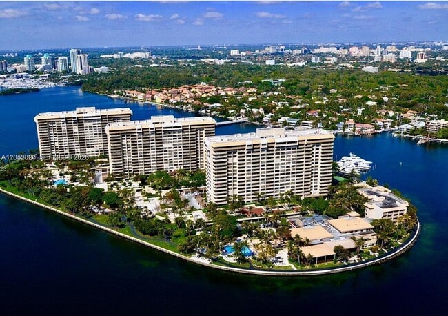 Building Photo - 2 Grove Isle Dr