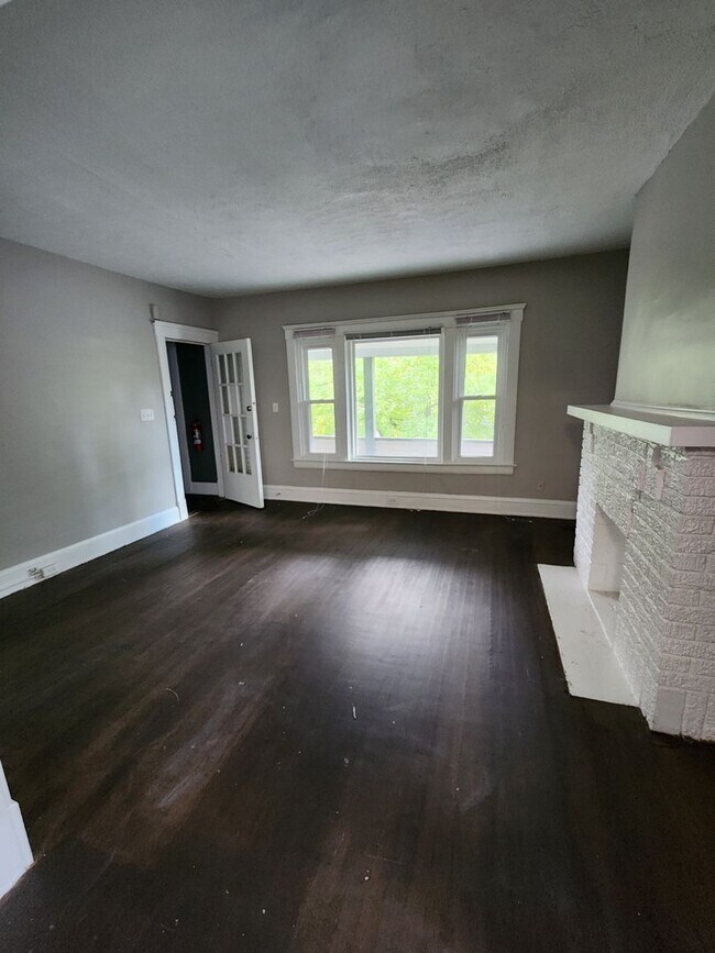 Building Photo - Spacious 2 Bedroom Available