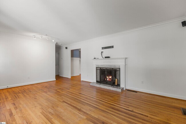Building Photo - 112 N Rockview Dr