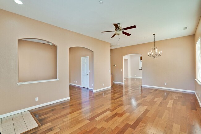 Building Photo - Spacious 3 Bedroom, 2 Bathroom Home with D...