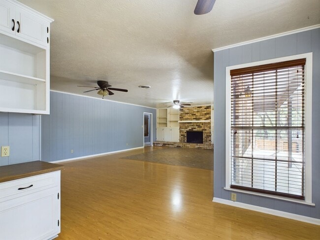 Building Photo - Charming 3-Bed Oasis with Fireplace & Hard...