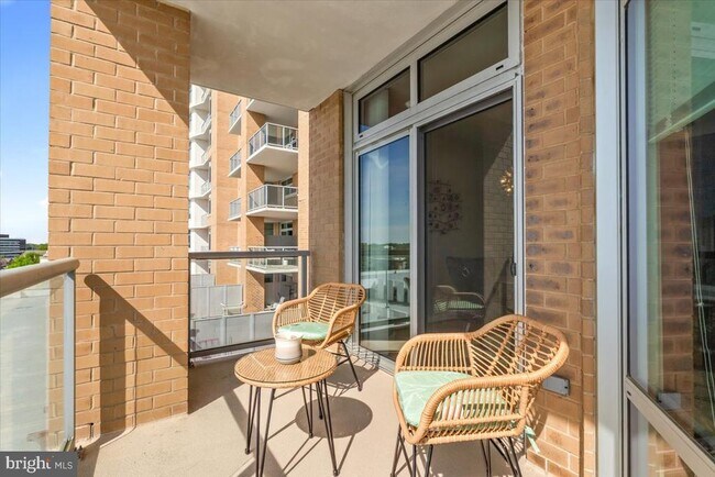 Building Photo - 5750 Bou Ave