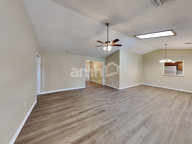 Building Photo - 1004 Lantana Dr