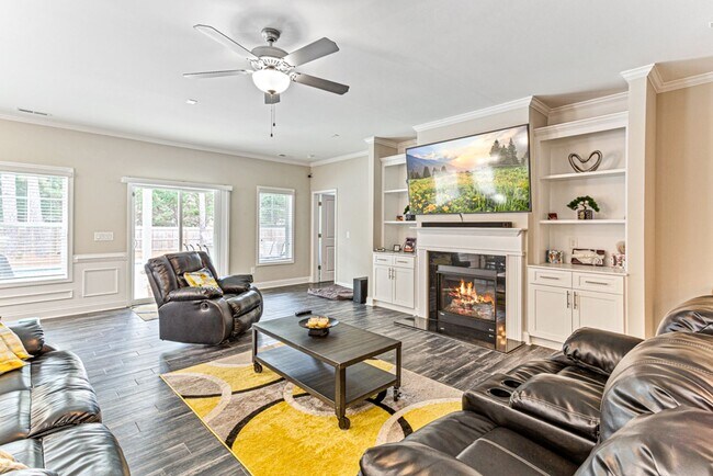 Building Photo - Southern Pines Gem! Pool and fenced backyard!