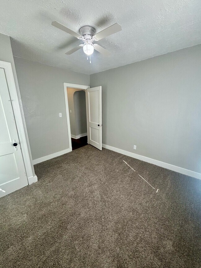 Building Photo - 1547 Longfield Ave