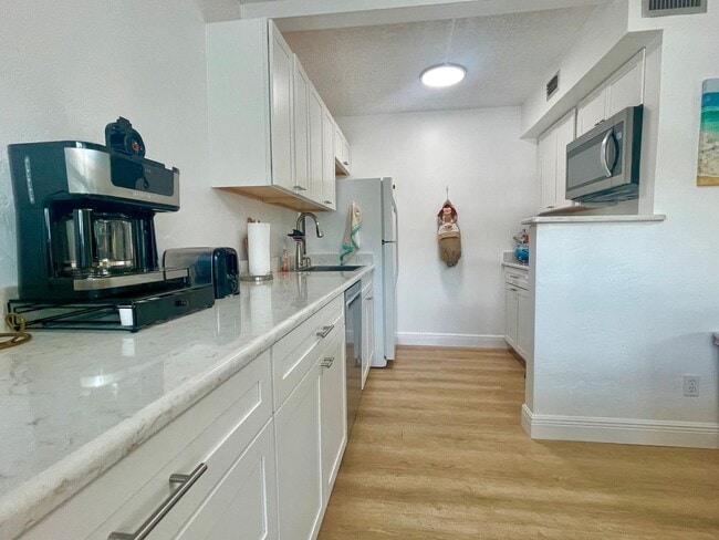 Building Photo - Available Mid October 2025 Fully Furnished Turn Key 2 BR 2 BA inc Utilities Heart of Downtown Ver...