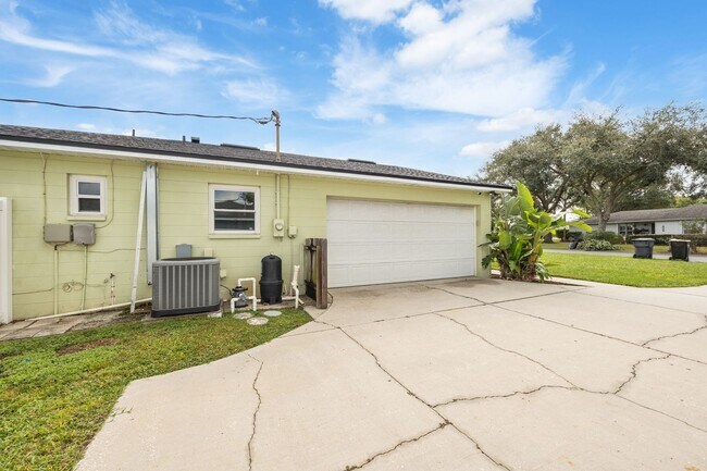 Building Photo - Pool Home