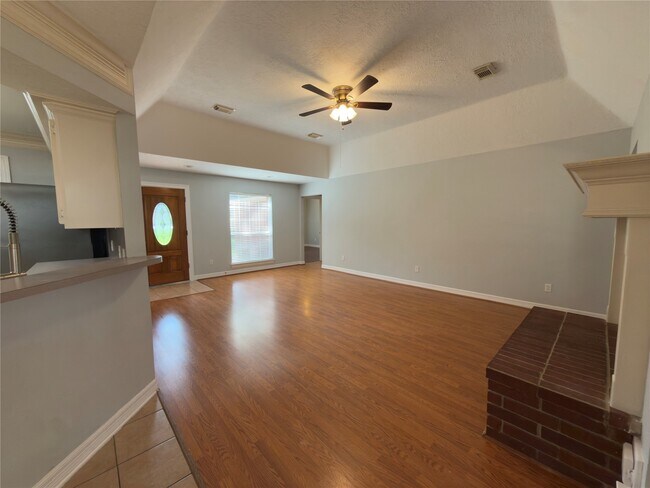 Building Photo - 1800 Carriage Run W