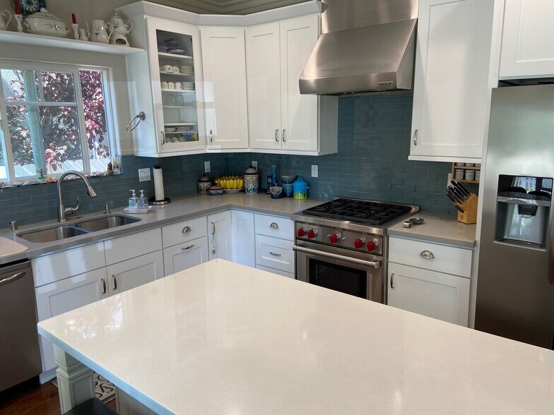 Building Photo - 4470 Stansbury Ave