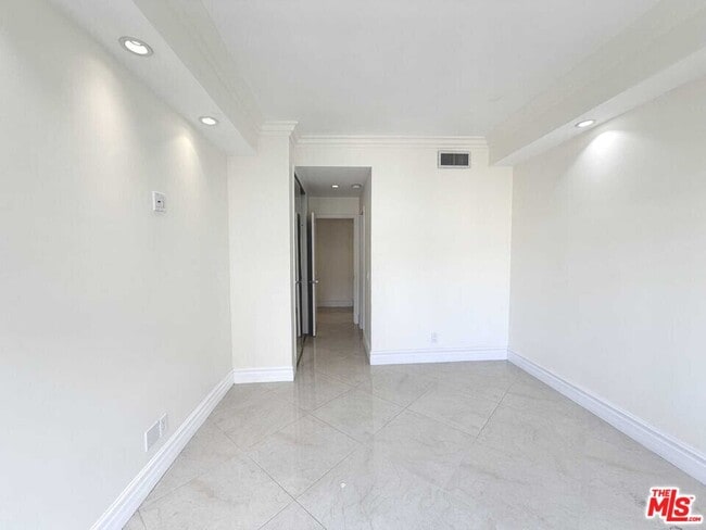 Building Photo - 121 S Palm Dr