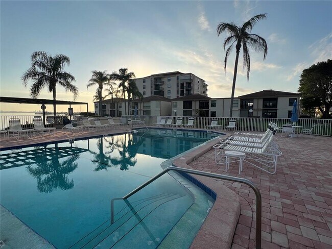 Building Photo - 6180 Sun Blvd