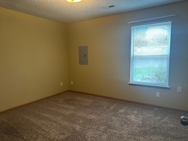 Building Photo - 310 E Liberty Ln