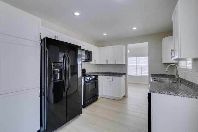 Building Photo - Stunning 3 Bedroom, 2.5 Bathroom Home in E...