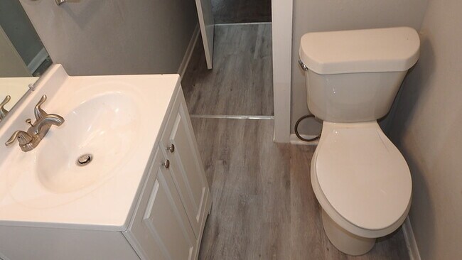 Building Photo - Adorable 2 bedrooms and 1 bath home located on N Main St in Independence