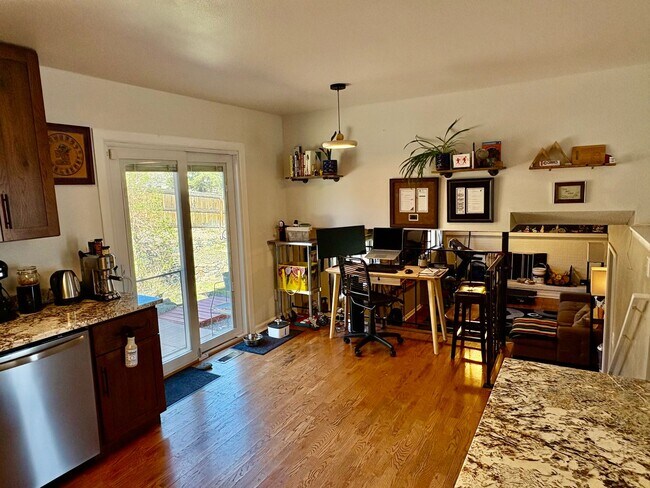 Building Photo - Stunning Morrison 3 bed/2 bath Corner Lot