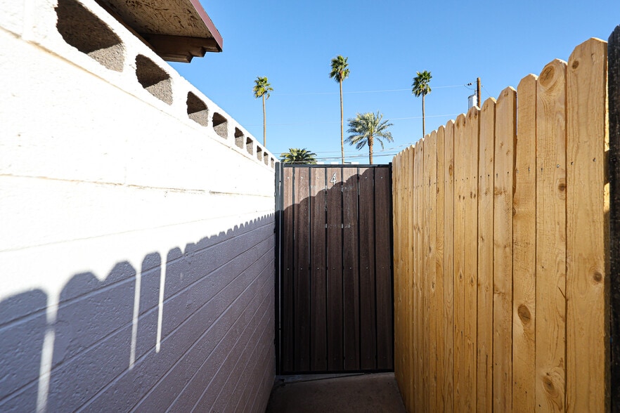 tucked away and very private - 3022 N 37th St