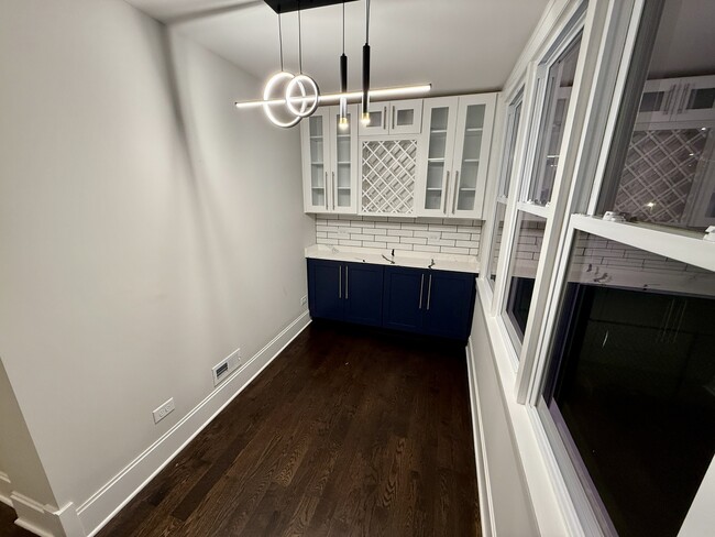 Building Photo - 5942 W Eastwood Ave