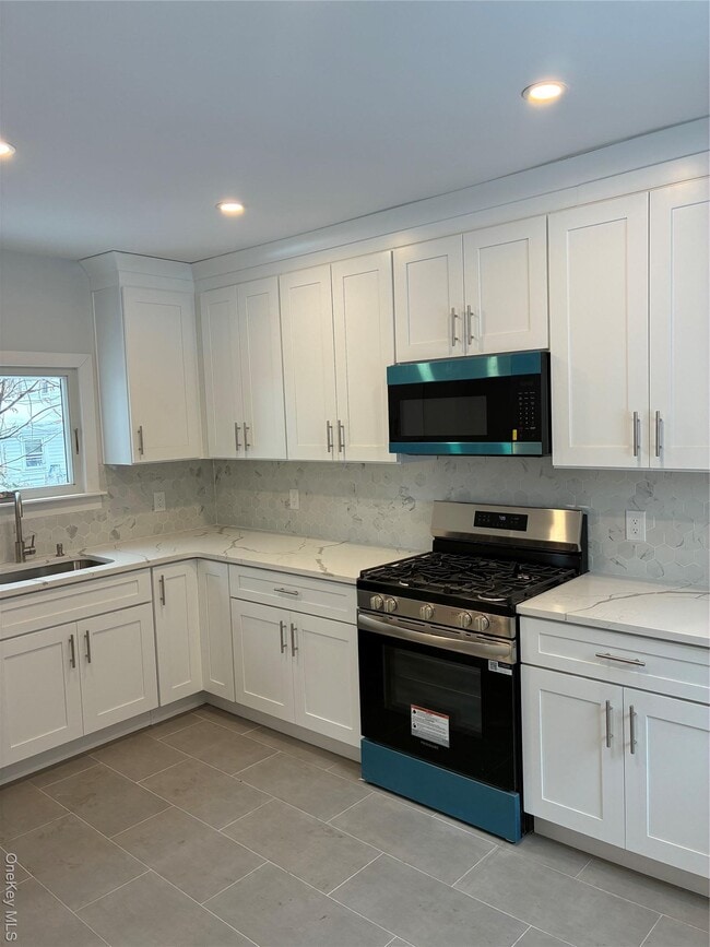 Building Photo - 204 E Shore Rd