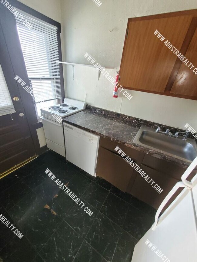 Building Photo - Cute and Affordable 1 Bedroom Apartment in...