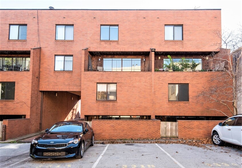 Building Photo - 327 Monroe St