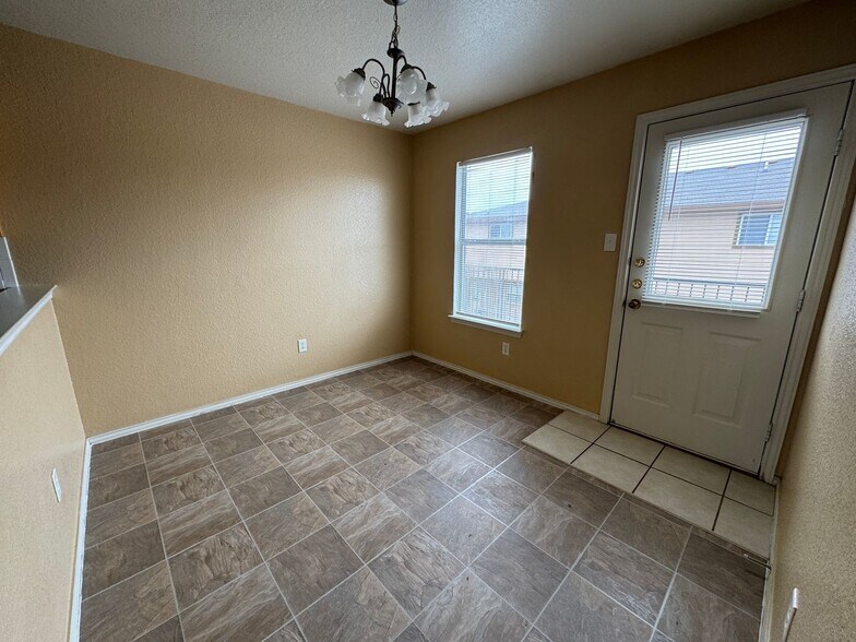 Building Photo - 3203 Toledo Dr