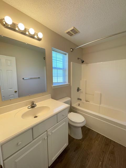 Building Photo - 925 Village Ln