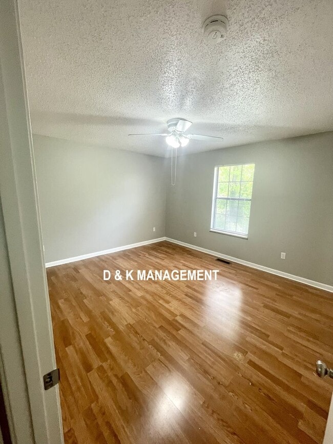 Building Photo - 3 Bedroom 2 Bath in Lenoir City