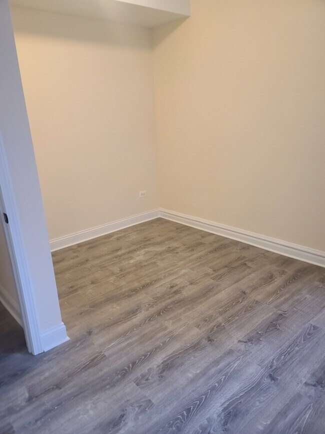 Building Photo - 4426 N St Louis Ave