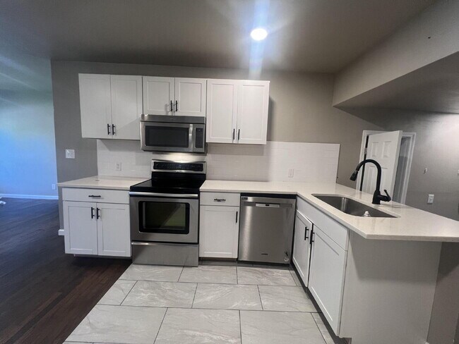 Building Photo - 4 Bedroom/2 Bathroom with 2 Living Rooms!