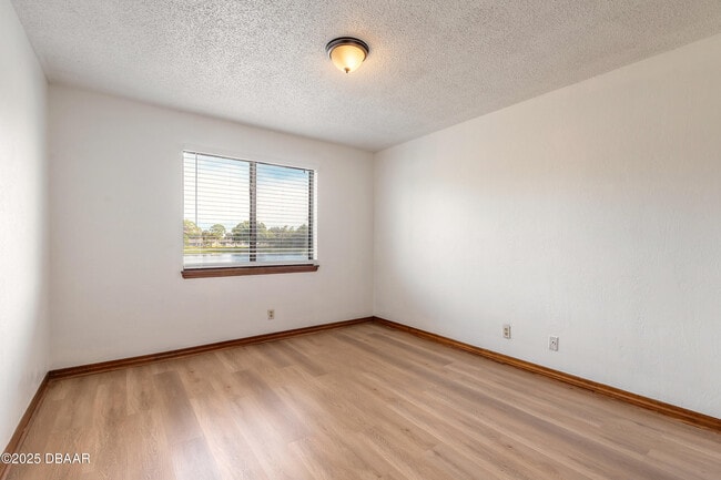 Building Photo - 120 Lakewood Village Cir