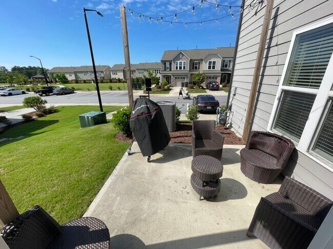 Building Photo - Like new 3 Bedroom townhouse with 2 car ga...