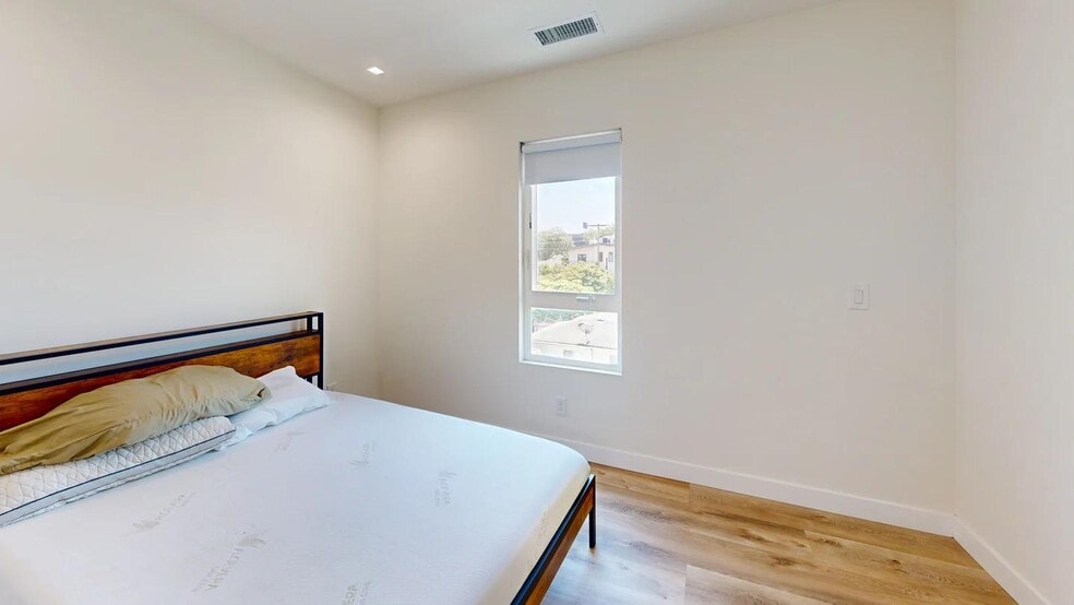 Building Photo - 2026 Federal Ave