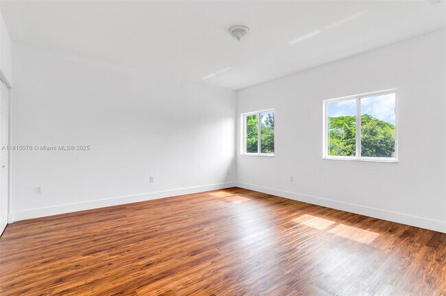 Building Photo - 785 SW 7th Ave