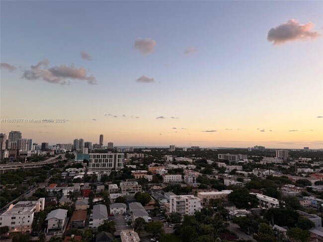 Building Photo - 10 SW South River Dr