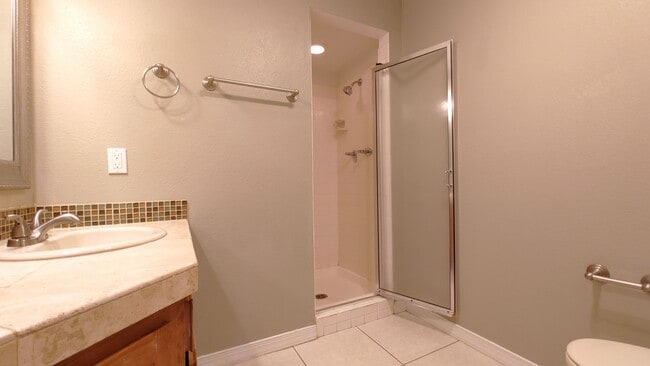 Building Photo - Beautiful 4 Bedroom 2.5 Bathroom House Located In The NE!