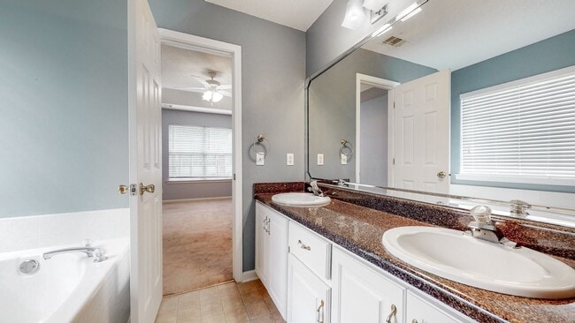 Building Photo - 4 Bedrooms, 2 Bathrooms in the Heart of Ri...