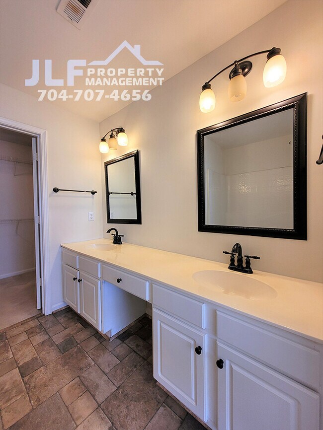 Building Photo - Great 3/2.5 Home in Sought After Charlotte...