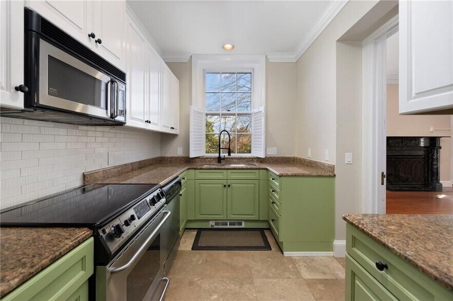 Building Photo - 72 Manning St