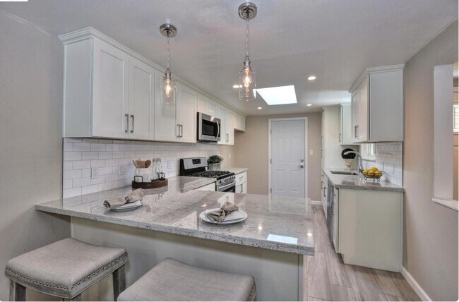 Building Photo - 38245 Parkmont Dr