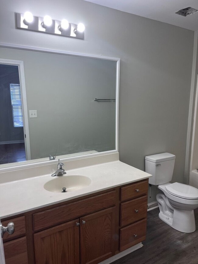 Building Photo - 3 Bedroom 3 Bathroom Townhouse!