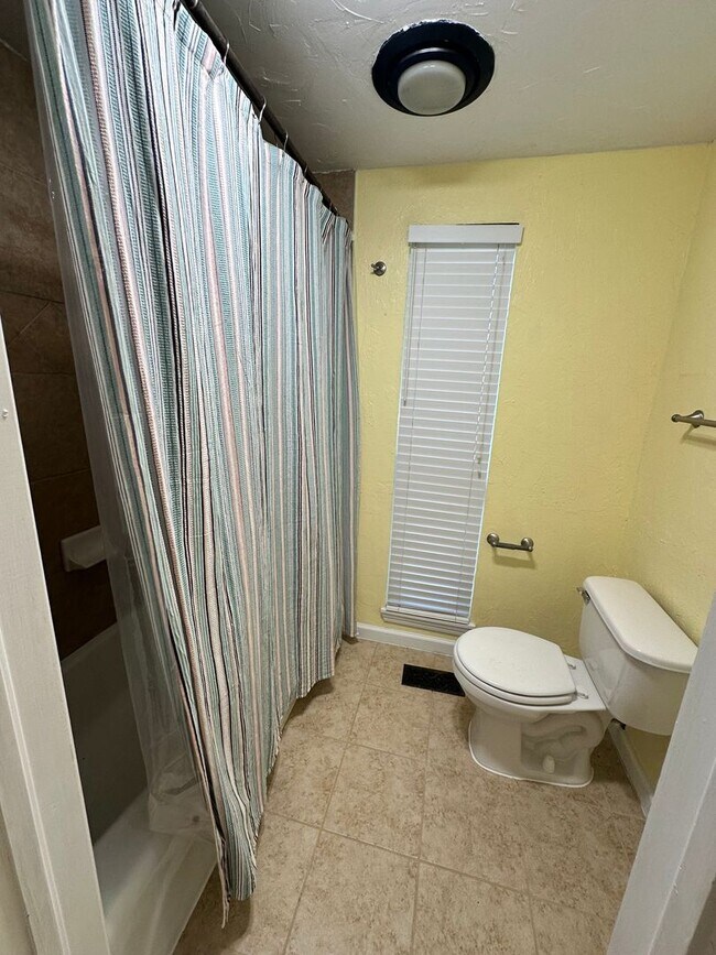 Building Photo - FOR RENT: Charming 3-Bedroom, 2-Bath Home in Yukon! - Move In Deposit-Free! (If Qualified)