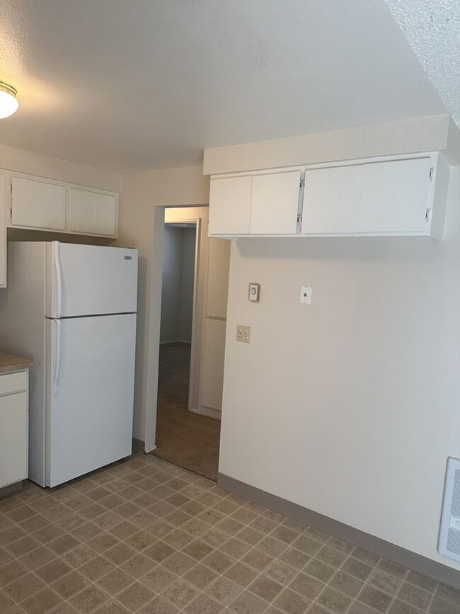 Building Photo - Three Bedroom Ranch with Large Yard!