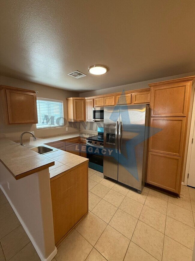 Building Photo - Like NEW! Location & Quality!