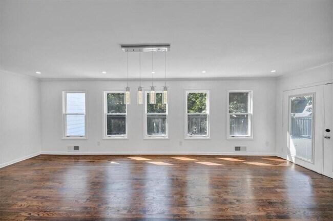 Building Photo - 172 Oak Forest Dr