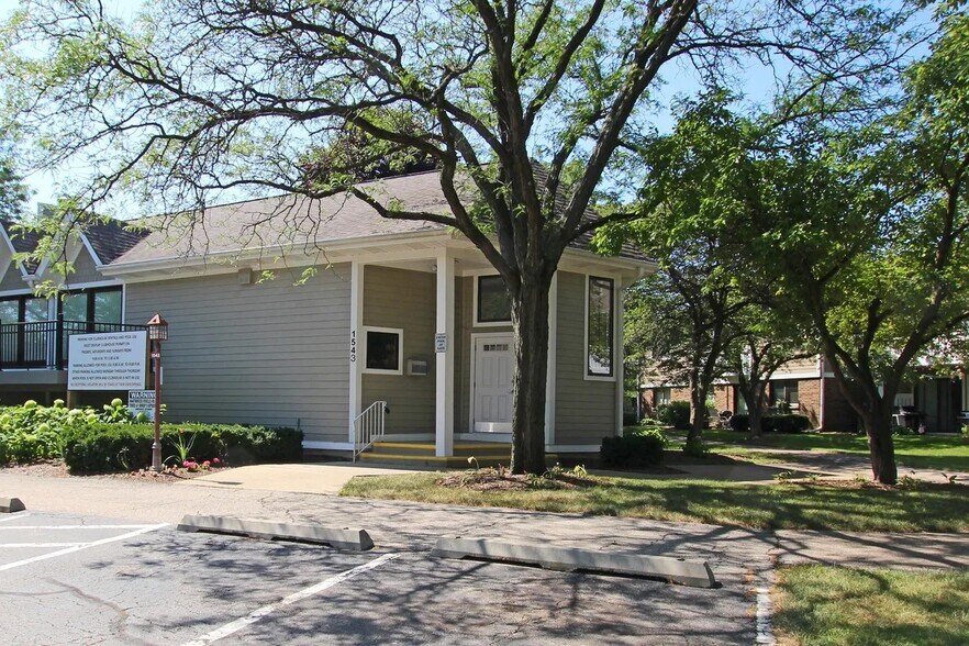 Building Photo - 404 Sandalwood Ln