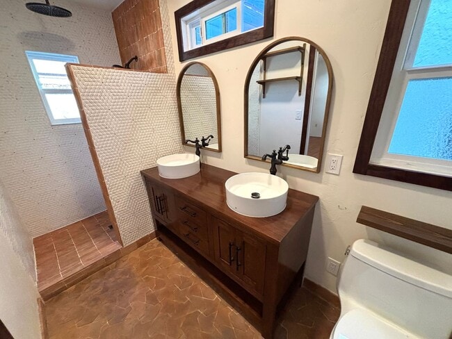 Building Photo - Adorable Spanish 2 bedroom home in the heart of Long Beach