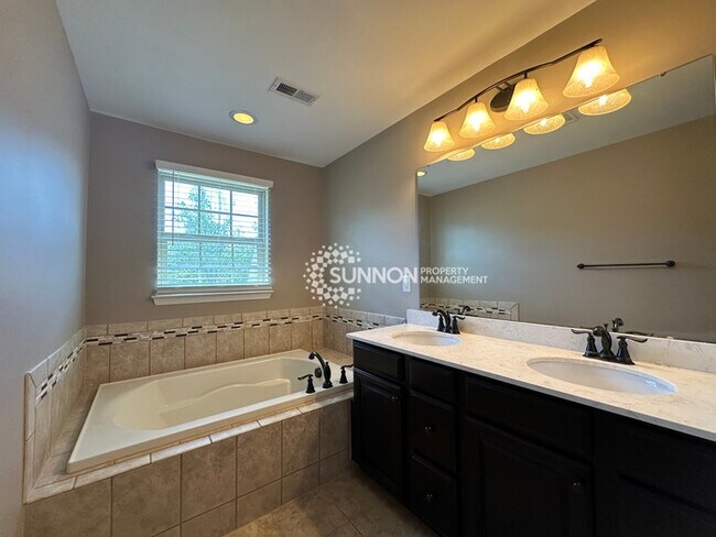 Building Photo - Updated 3 Bedroom Townhome in Bryant Park