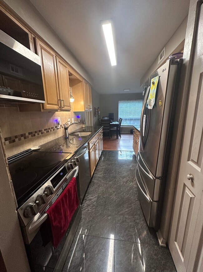 Building Photo - 423 Christopher Ave